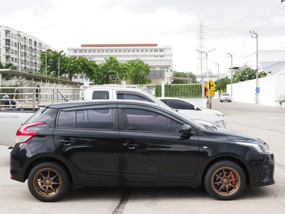 2018 Toyota Yaris สีเทา (รูปที่ 2)