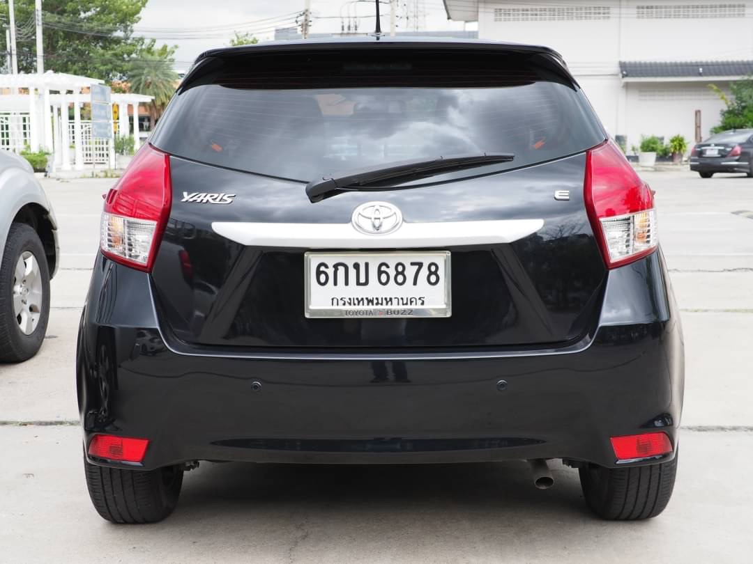 2018 Toyota Yaris สีเทา (รูปที่ 5)