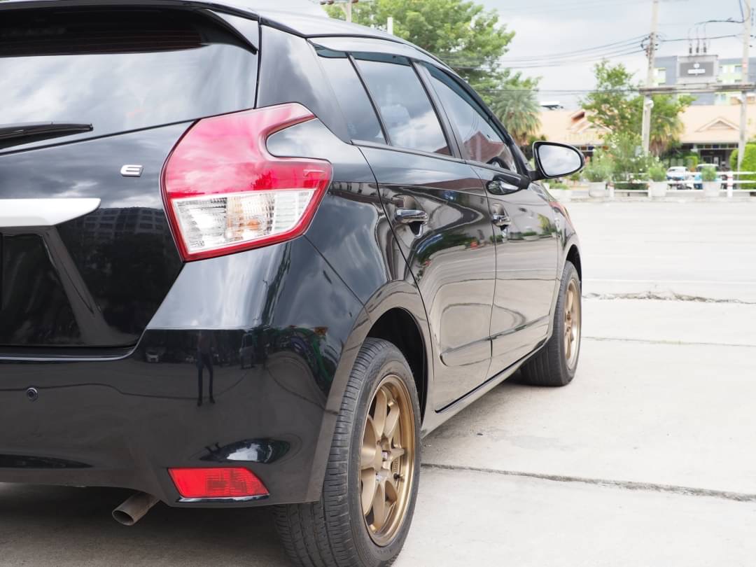 2018 Toyota Yaris สีเทา (รูปที่ 7)