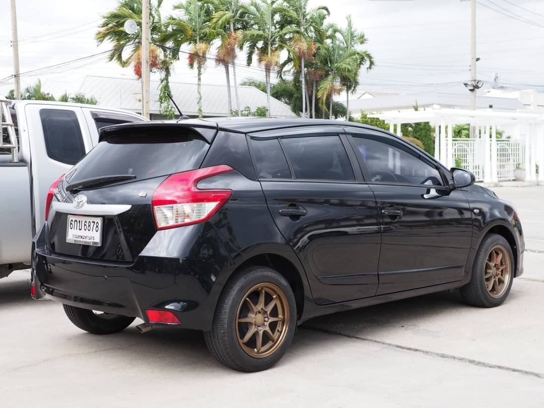 2018 Toyota Yaris สีเทา (รูปที่ 4)