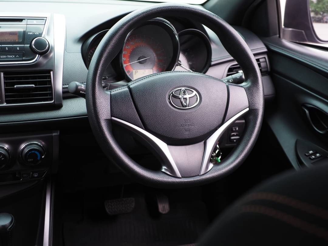 2018 Toyota Yaris สีเทา (รูปที่ 13)
