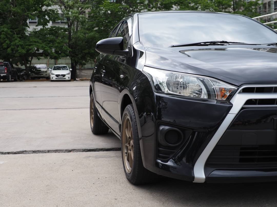2018 Toyota Yaris สีเทา (รูปที่ 8)