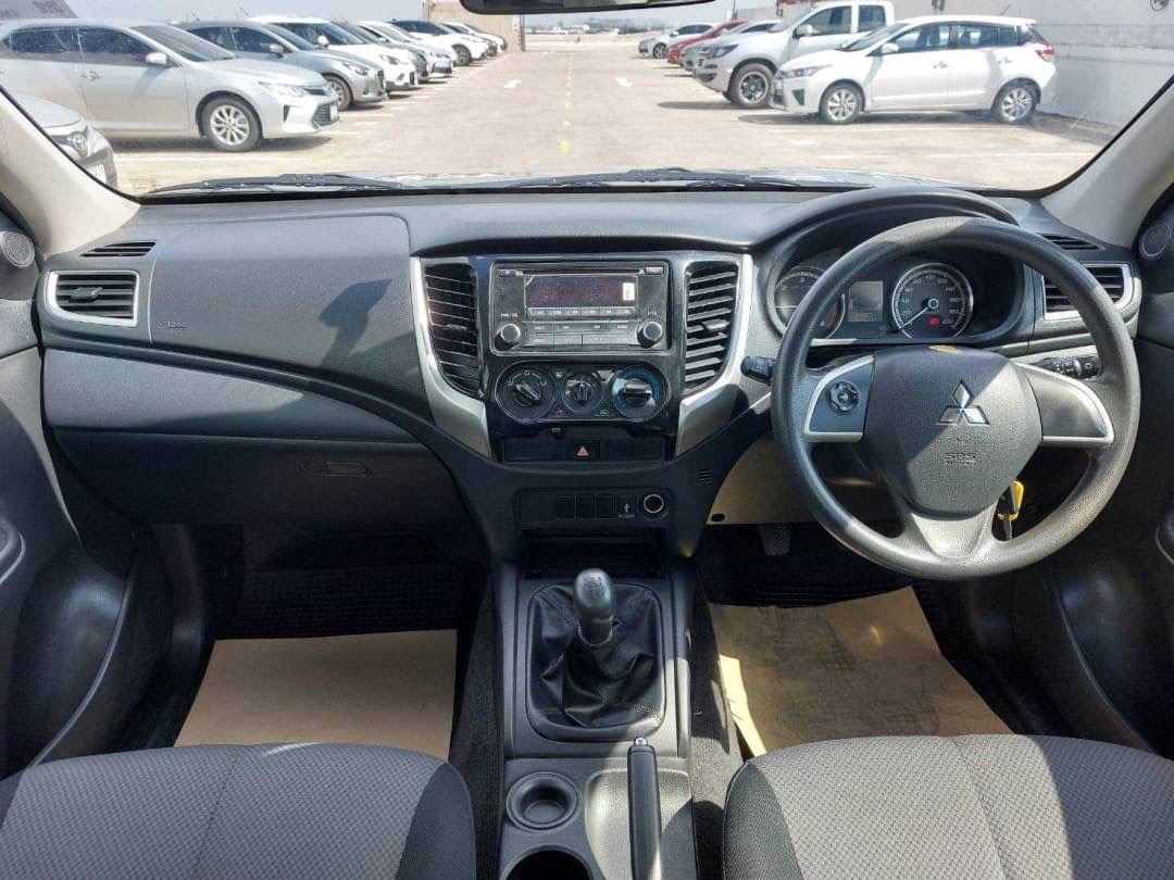 2019 Mitsubishi Triton Mega cab สีเงิน