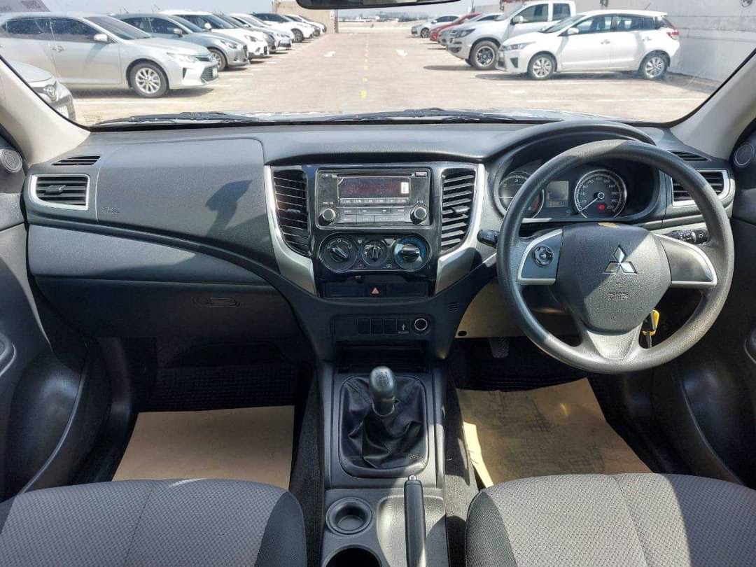 2019 Mitsubishi Triton Mega cab สีเงิน (รูปที่ 5)