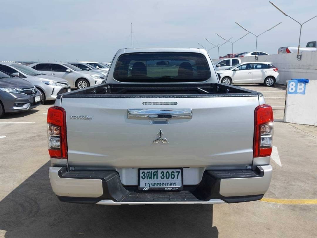 2019 Mitsubishi Triton Mega cab สีเงิน (รูปที่ 7)