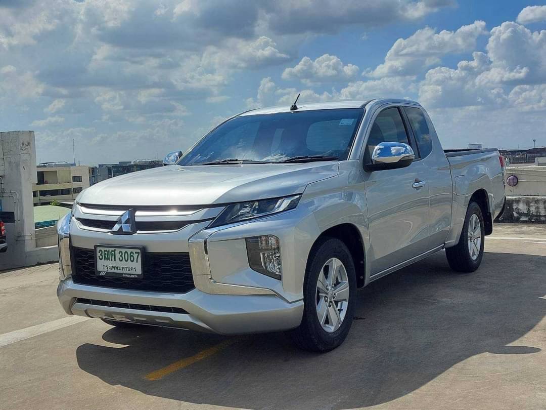 2019 Mitsubishi Triton Mega cab สีเงิน (รูปที่ 3)
