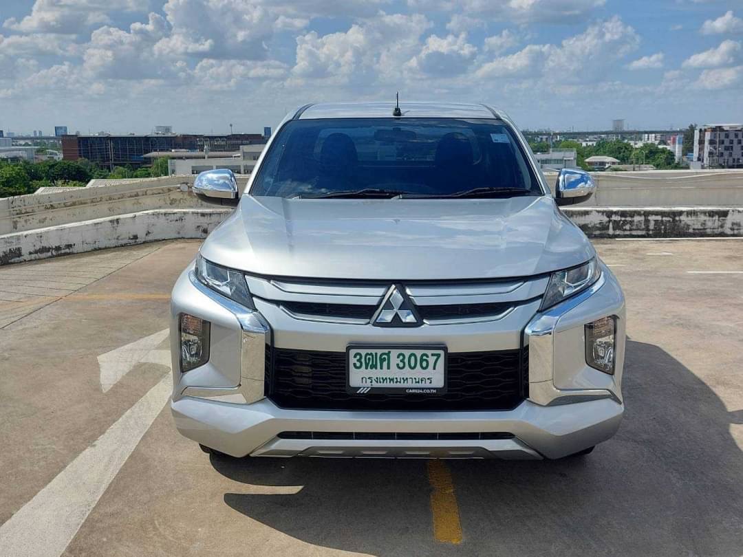 2019 Mitsubishi Triton Mega cab สีเงิน (รูปที่ 2)