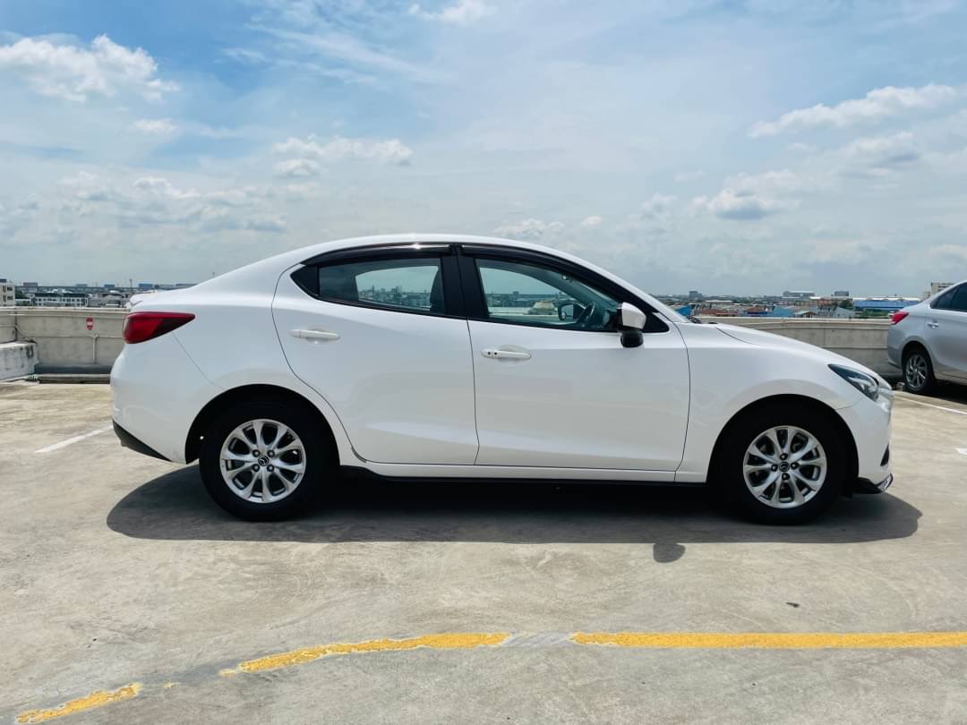 2016 Mazda 2 Sedan (4 ประตู) สีขาว (รูปที่ 3)