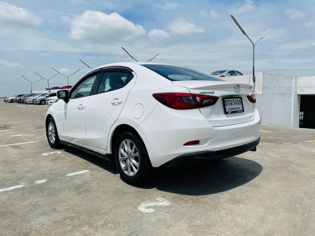 2016 Mazda 2 Sedan (4 ประตู) สีขาว