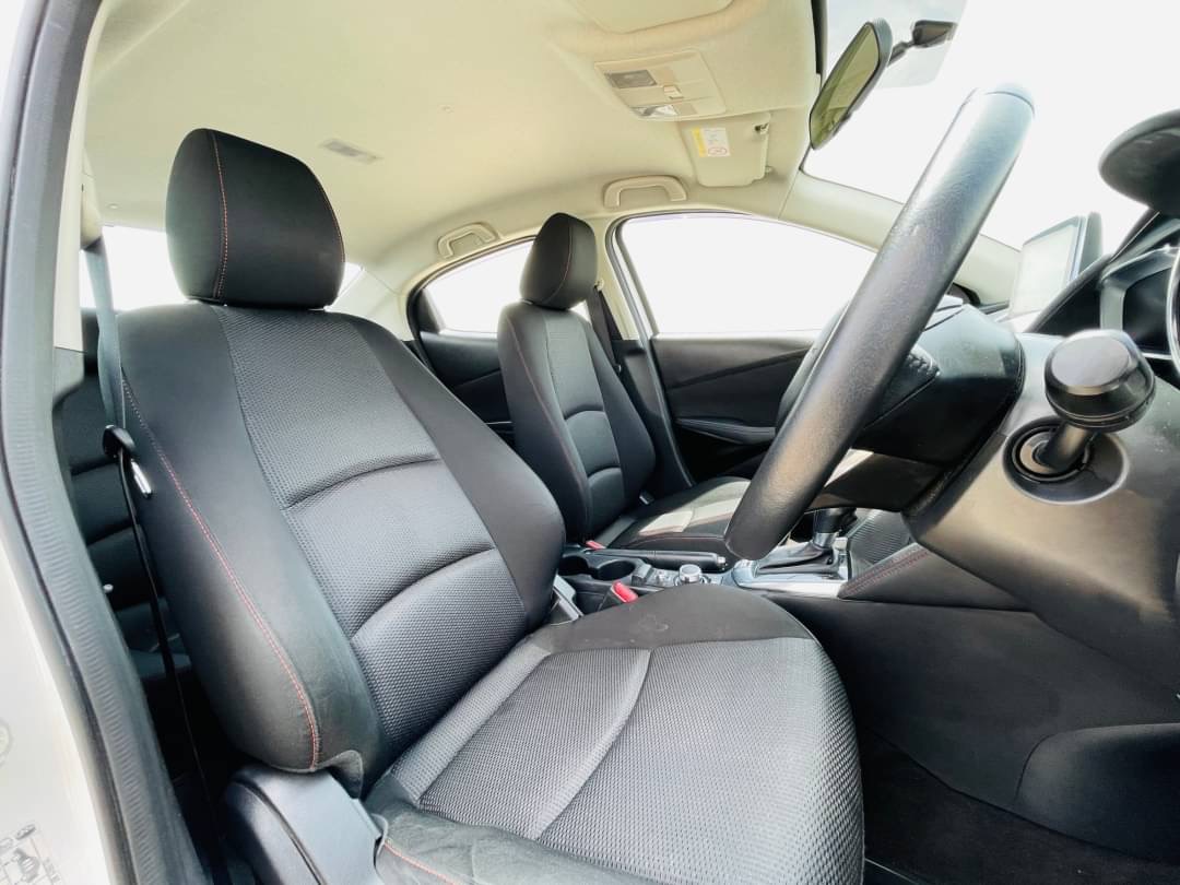 2016 Mazda 2 Sedan (4 ประตู) สีขาว (รูปที่ 4)