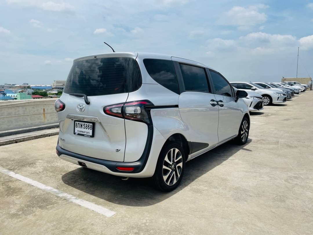 2016 Toyota Sienta สีเงิน (รูปที่ 9)