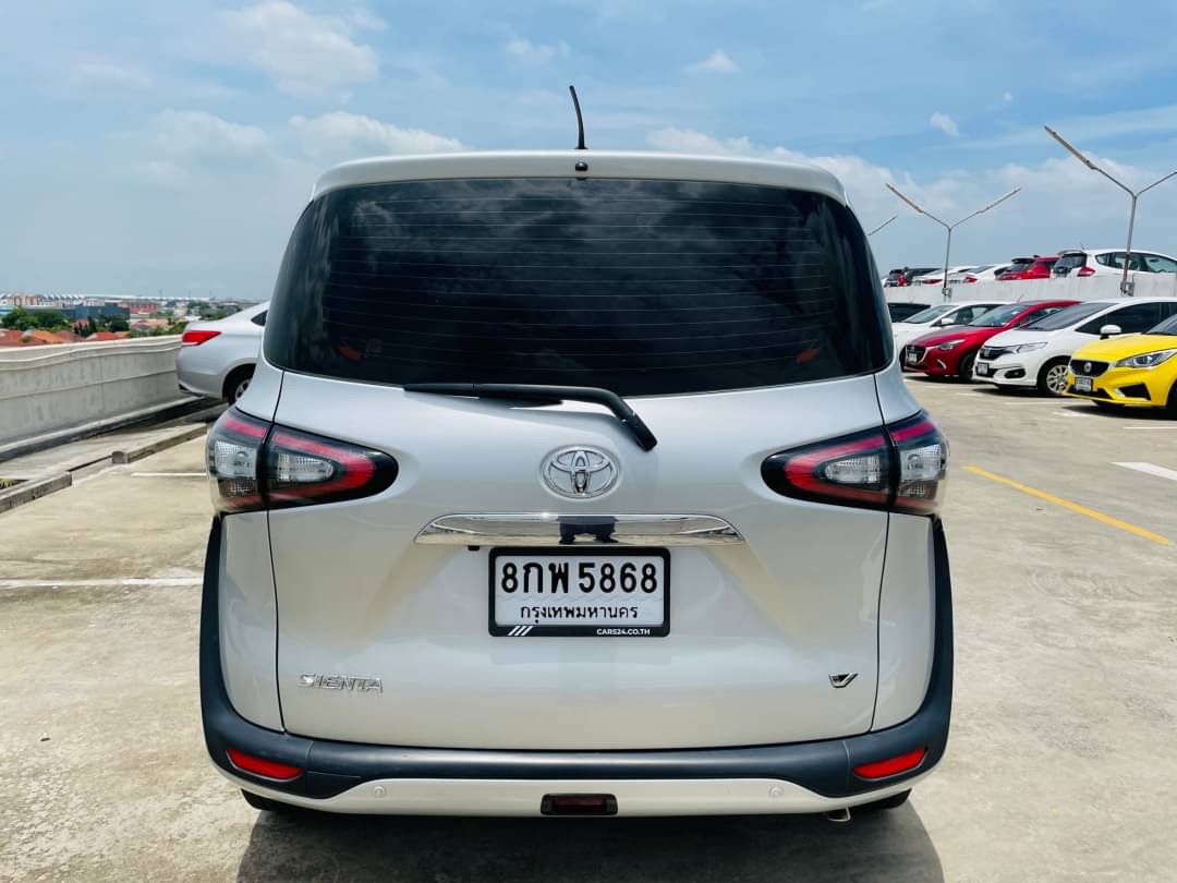 2016 Toyota Sienta สีเงิน (รูปที่ 5)