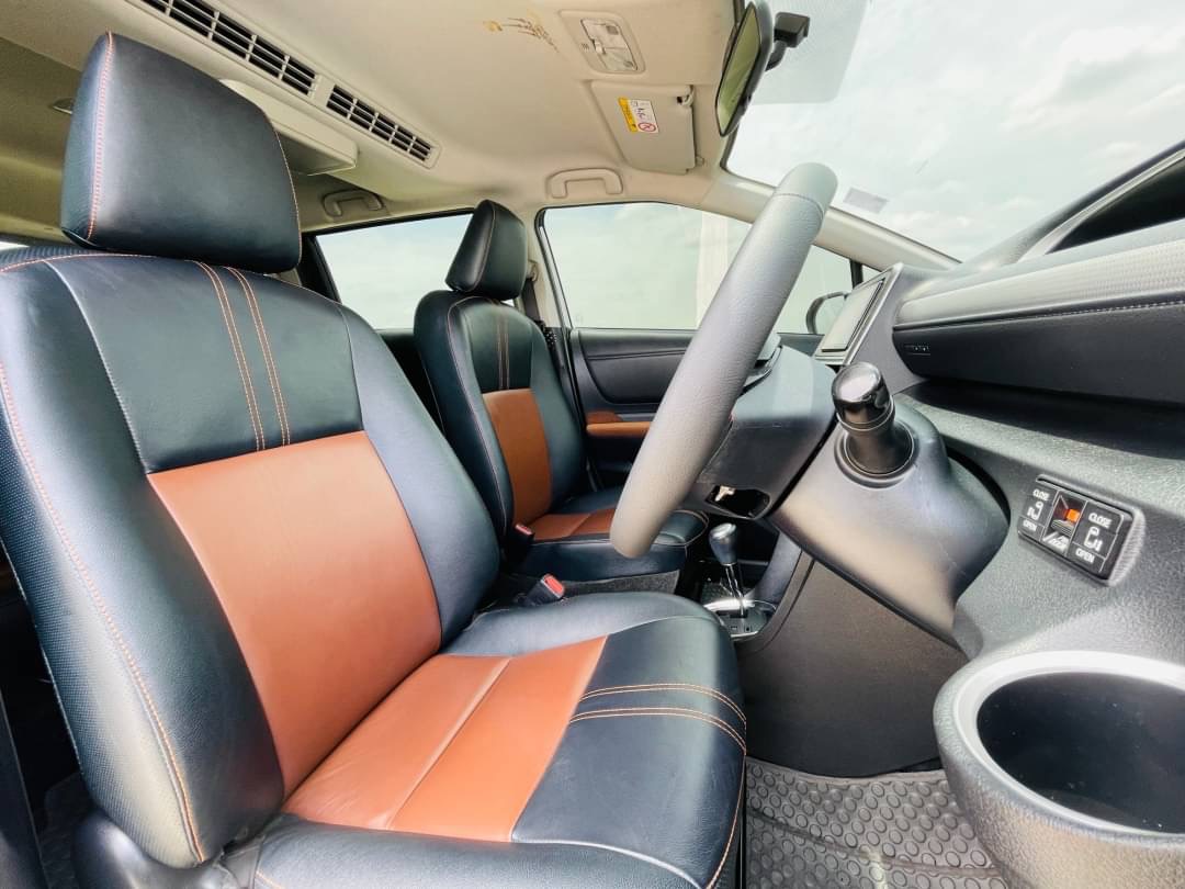2016 Toyota Sienta สีเงิน (รูปที่ 6)