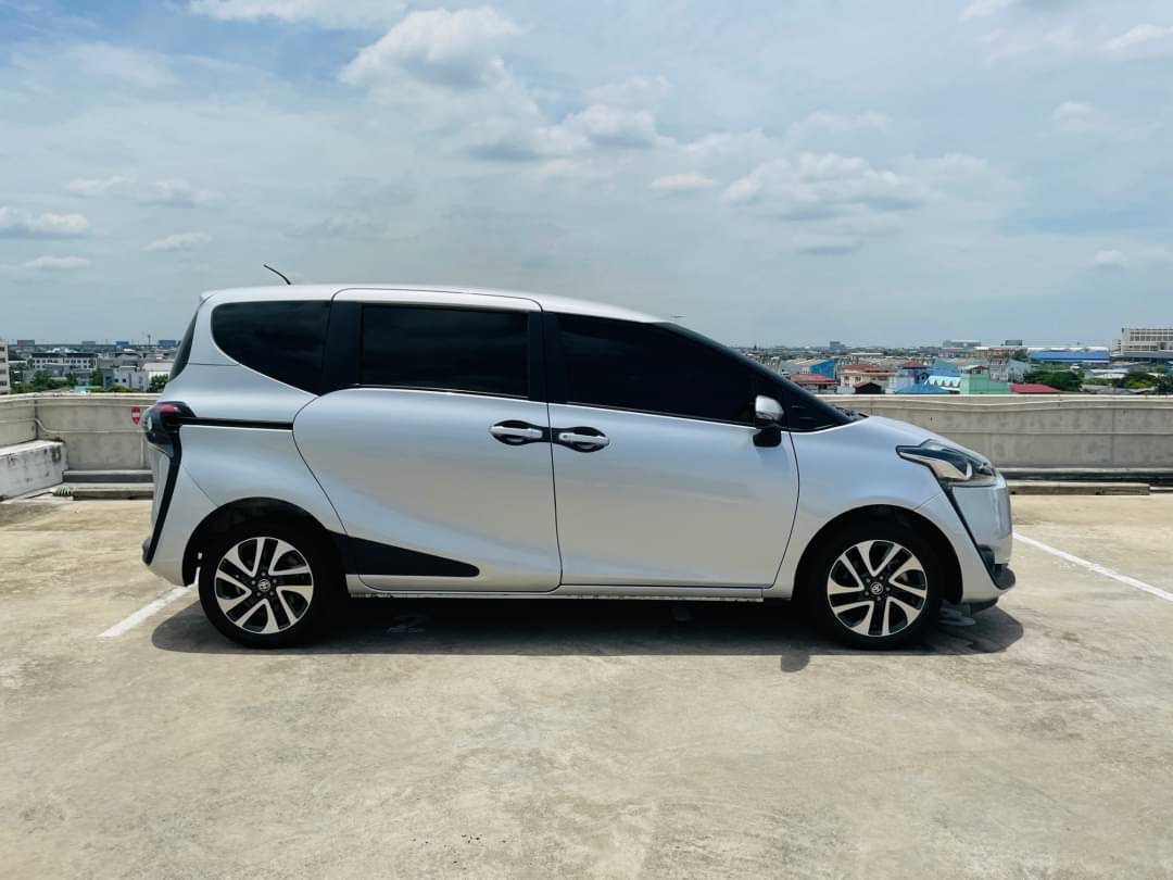2016 Toyota Sienta สีเงิน (รูปที่ 3)