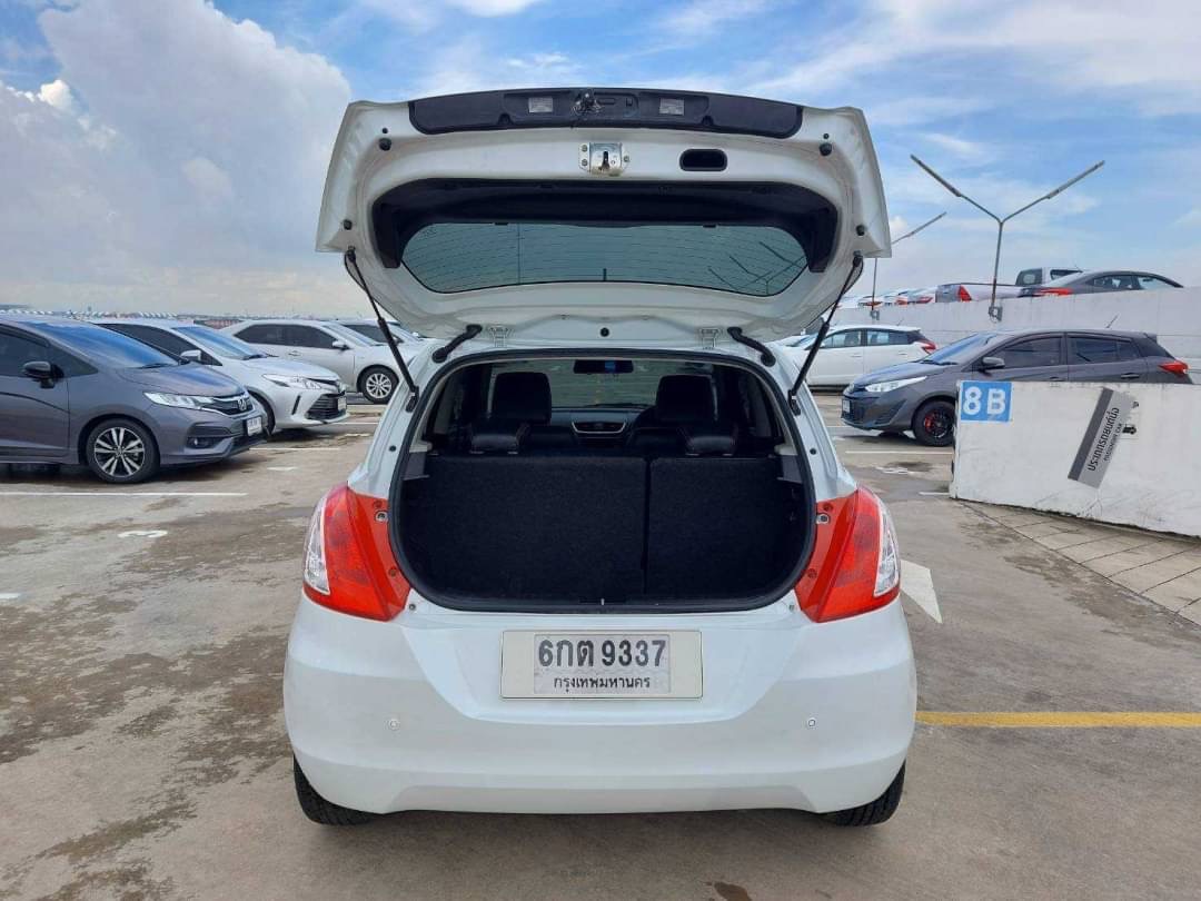 2017 Suzuki Swift สีขาว (รูปที่ 6)