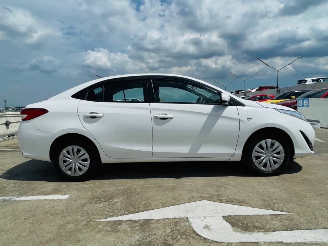 2019 Toyota Yaris Ativ สีขาว (รูปที่ 3)
