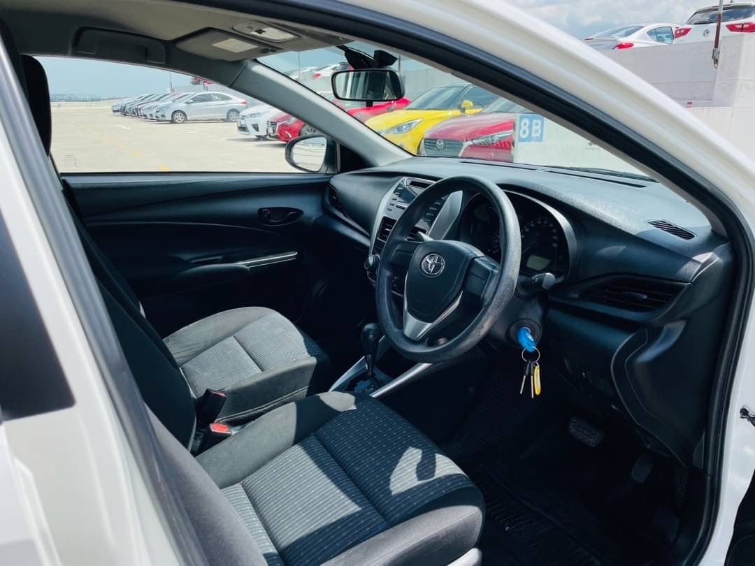 2019 Toyota Yaris Ativ สีขาว (รูปที่ 4)