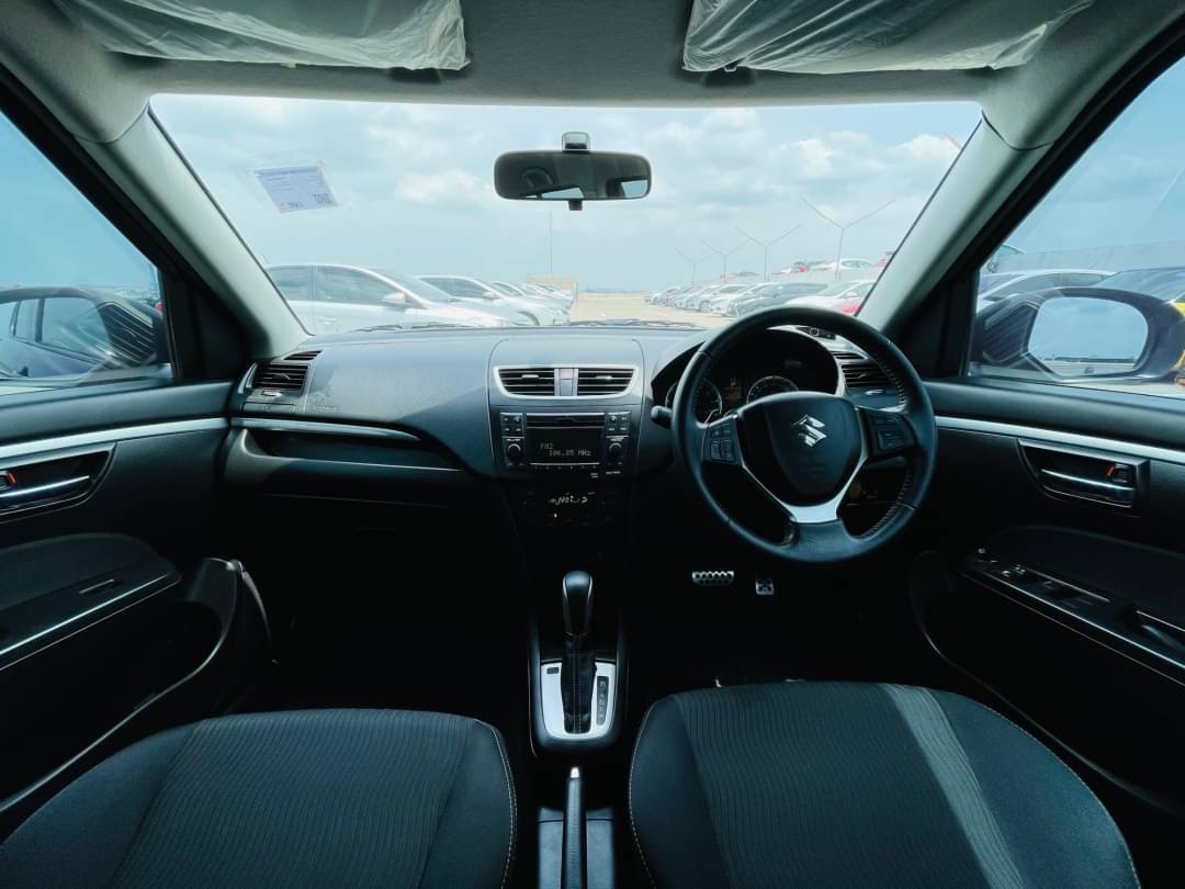 2015 Suzuki Swift สีดำ (รูปที่ 6)