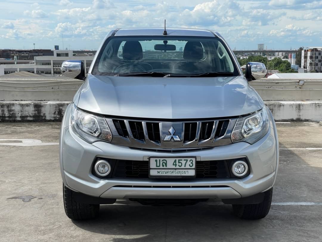 2018 Mitsubishi Triton Mega cab สีเงิน (รูปที่ 3)