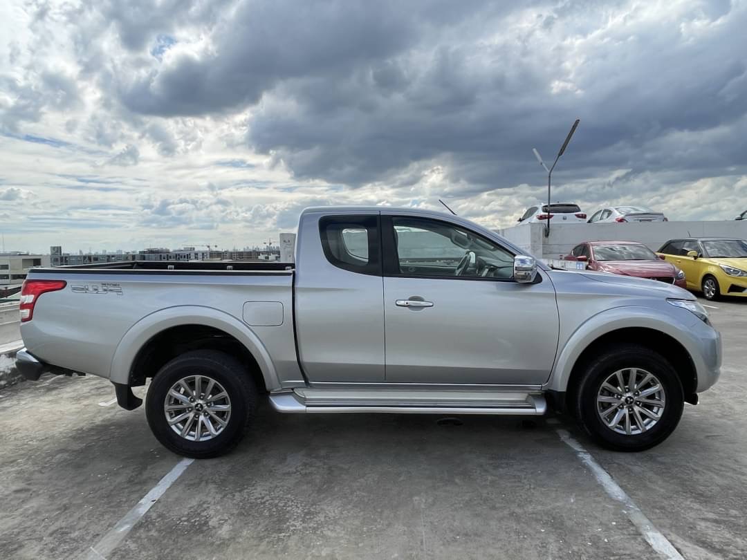 2018 Mitsubishi Triton Mega cab สีเงิน (รูปที่ 2)