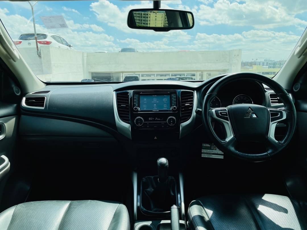 2017 Mitsubishi Triton Double cab สีดำ (รูปที่ 7)