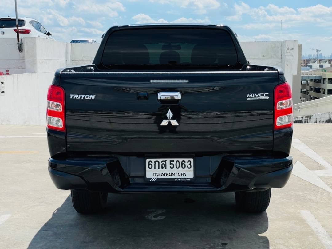 2017 Mitsubishi Triton Double cab สีดำ (รูปที่ 2)