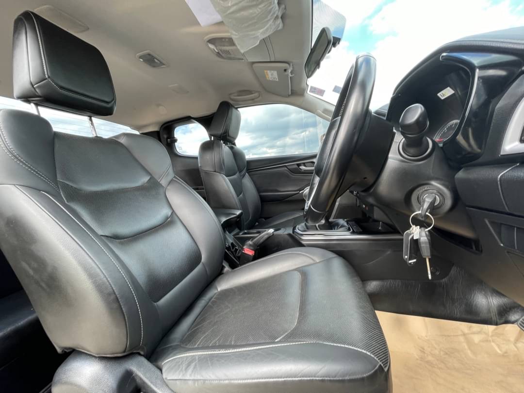 2019 Isuzu D-Max Space Cab สีดำ (รูปที่ 4)