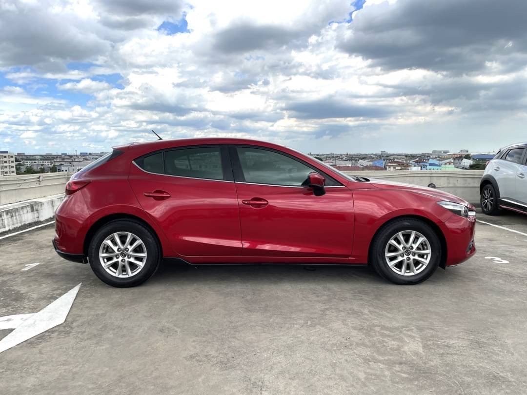 2016 Mazda 3 Fastback สีแดง (รูปที่ 3)
