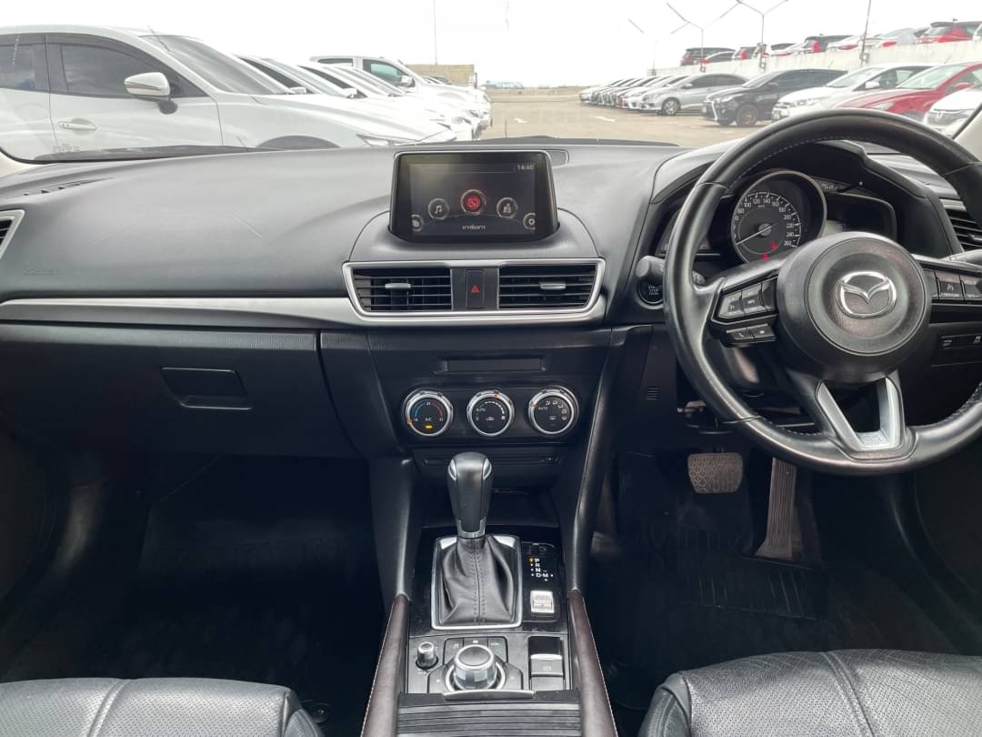 2016 Mazda 3 Fastback สีแดง (รูปที่ 5)