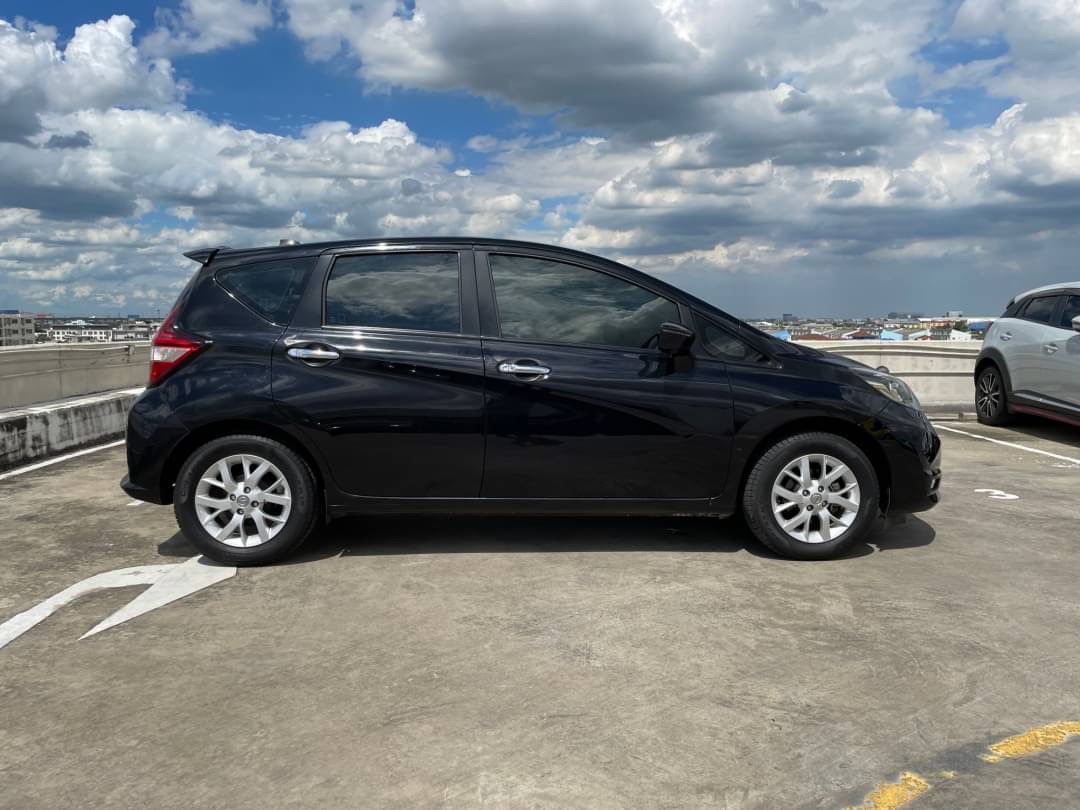 2017 Nissan Note สีดำ (รูปที่ 4)