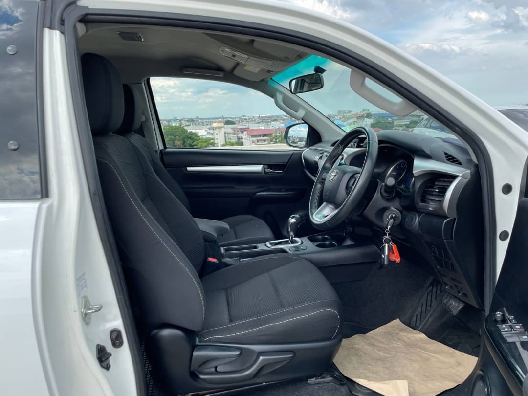 2017 Toyota Revo Smart Cab 2.4 E Plus Prerunner สีขาว (รูปที่ 6)