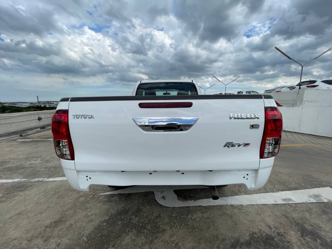 2017 Toyota Revo Smart Cab 2.4 E Plus Prerunner สีขาว (รูปที่ 4)