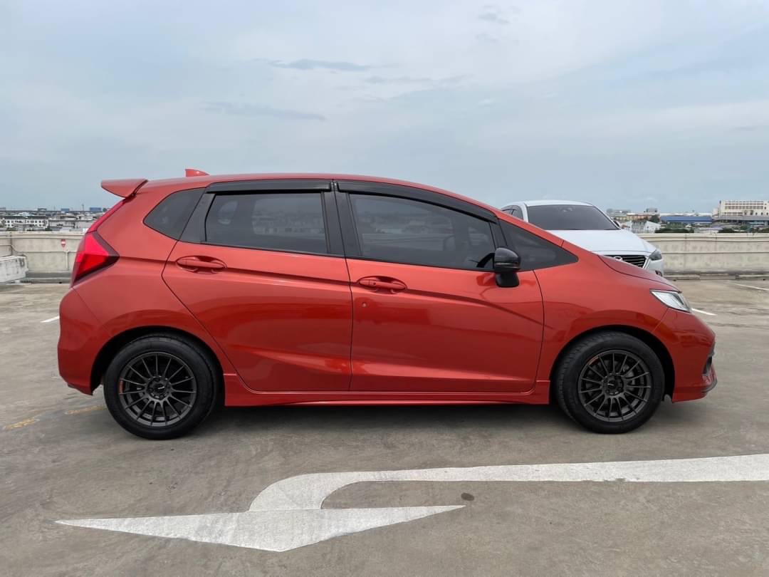 2019 Honda Jazz GK สีแดง (รูปที่ 2)