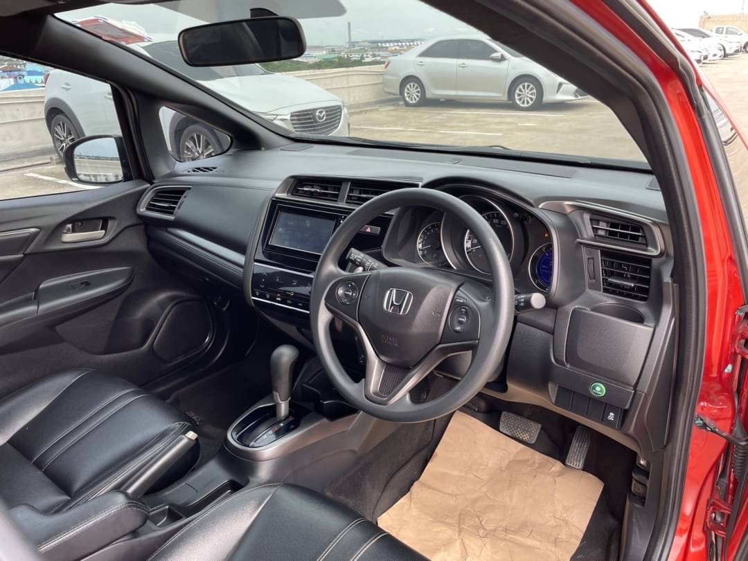 2019 Honda Jazz GK สีแดง (รูปที่ 6)