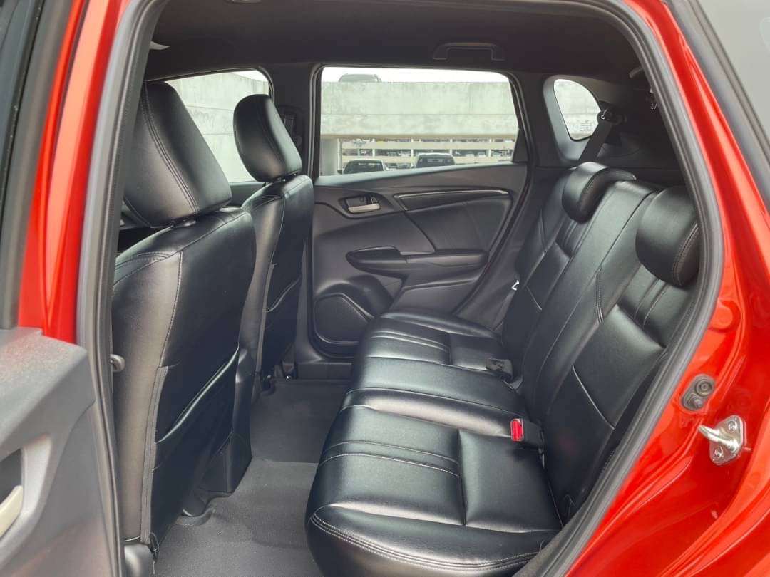 2019 Honda Jazz GK สีแดง (รูปที่ 10)
