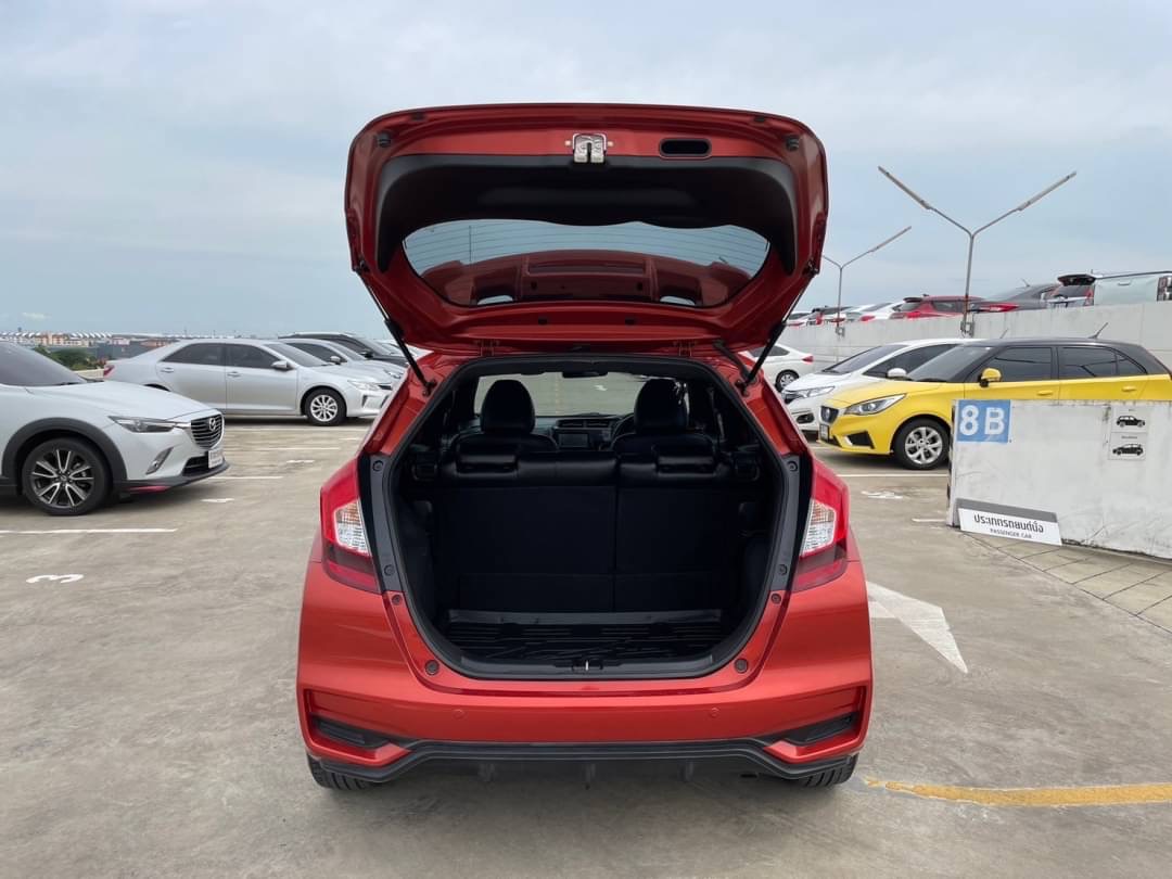 2019 Honda Jazz GK สีแดง (รูปที่ 7)