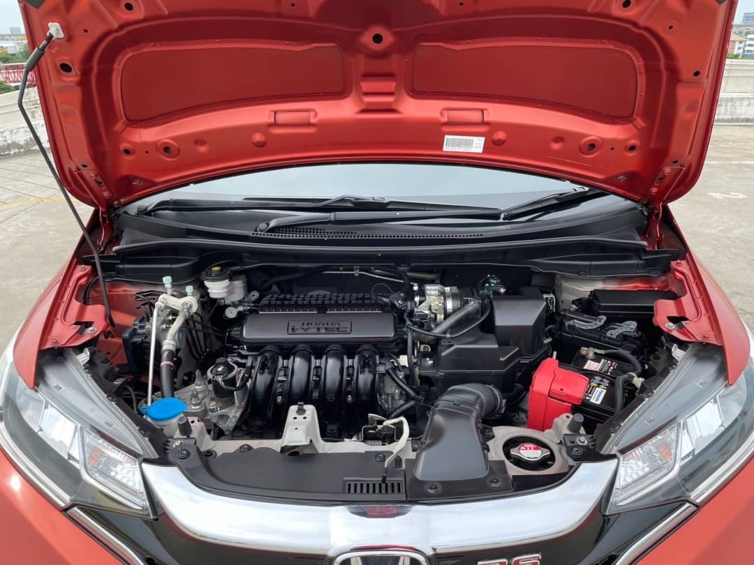 2019 Honda Jazz GK สีแดง (รูปที่ 8)