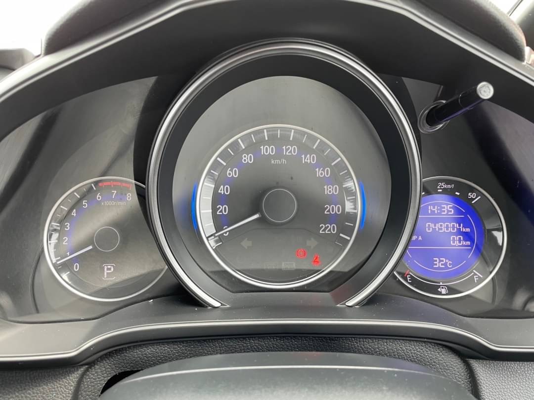 2019 Honda Jazz GK สีแดง (รูปที่ 9)
