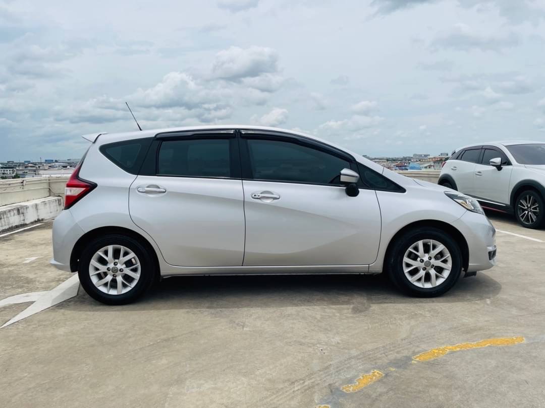 2018 Nissan Note สีเงิน (รูปที่ 3)