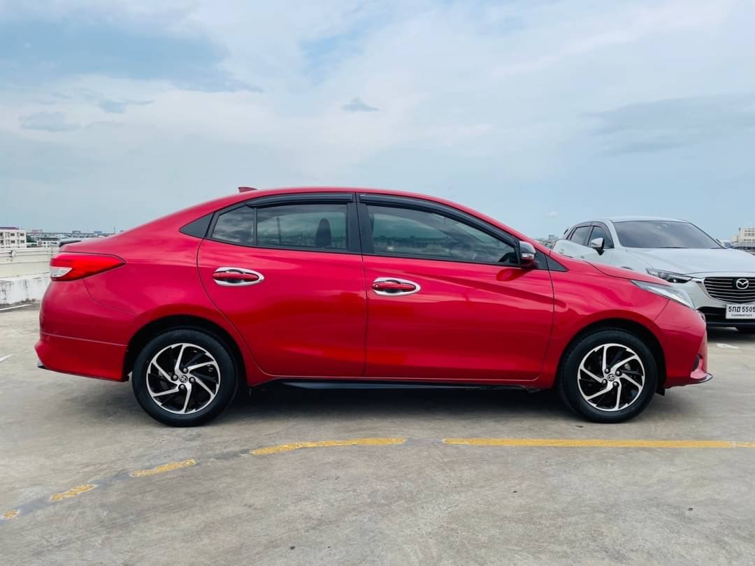 2020 Toyota Yaris สีแดง (รูปที่ 5)