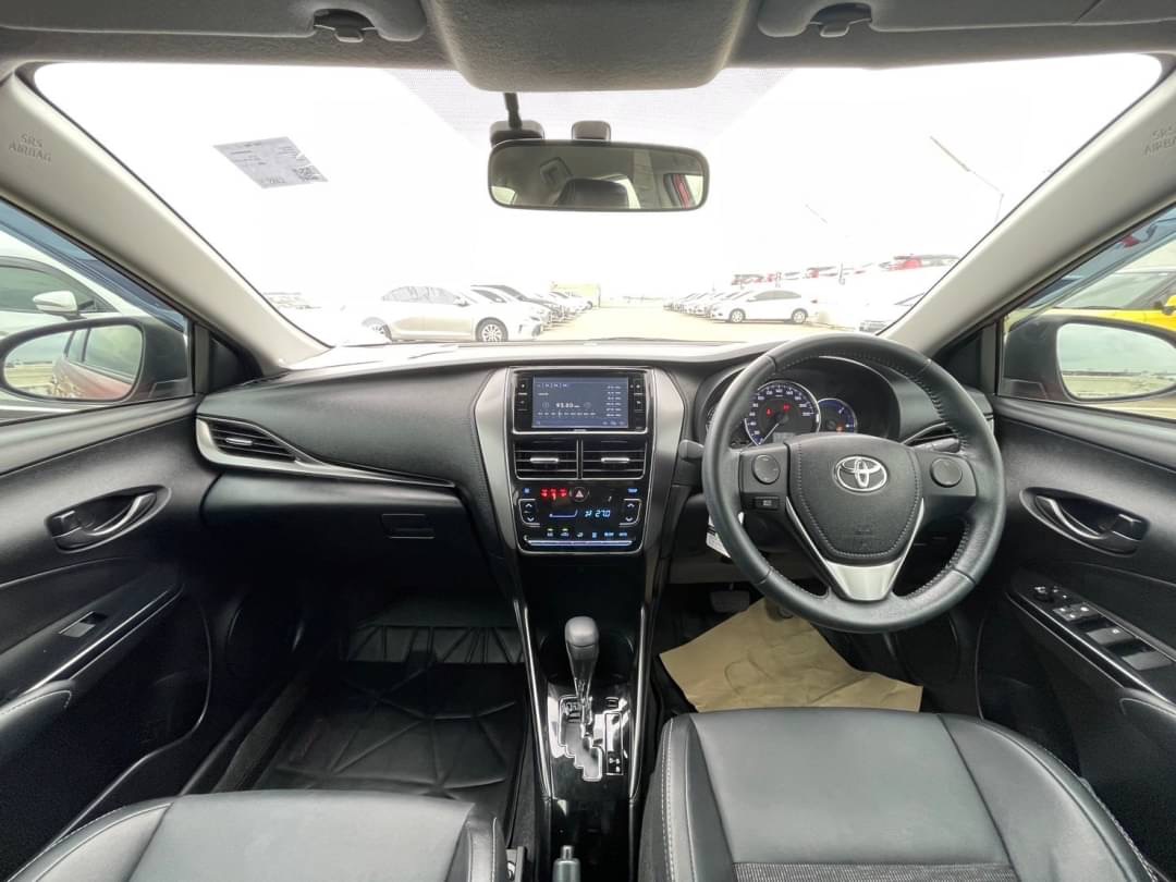 2020 Toyota Yaris สีแดง (รูปที่ 6)