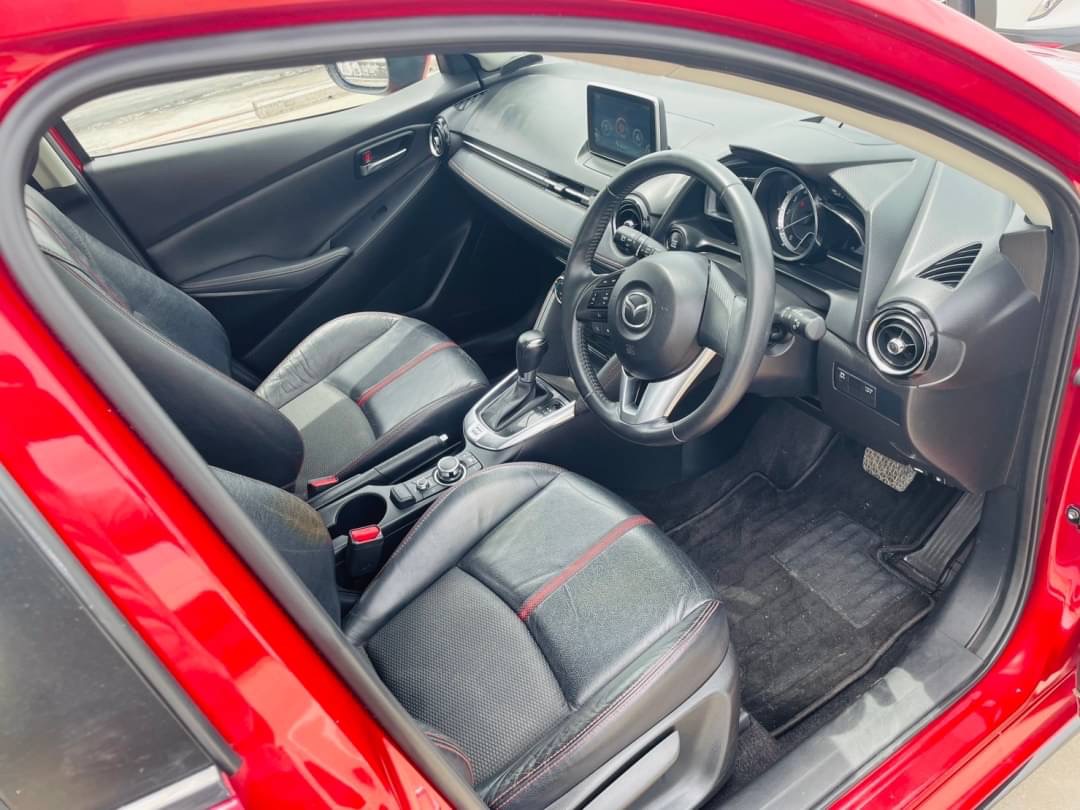 2015 Mazda 2 Hatchback (5 ประตู) สีแดง (รูปที่ 6)