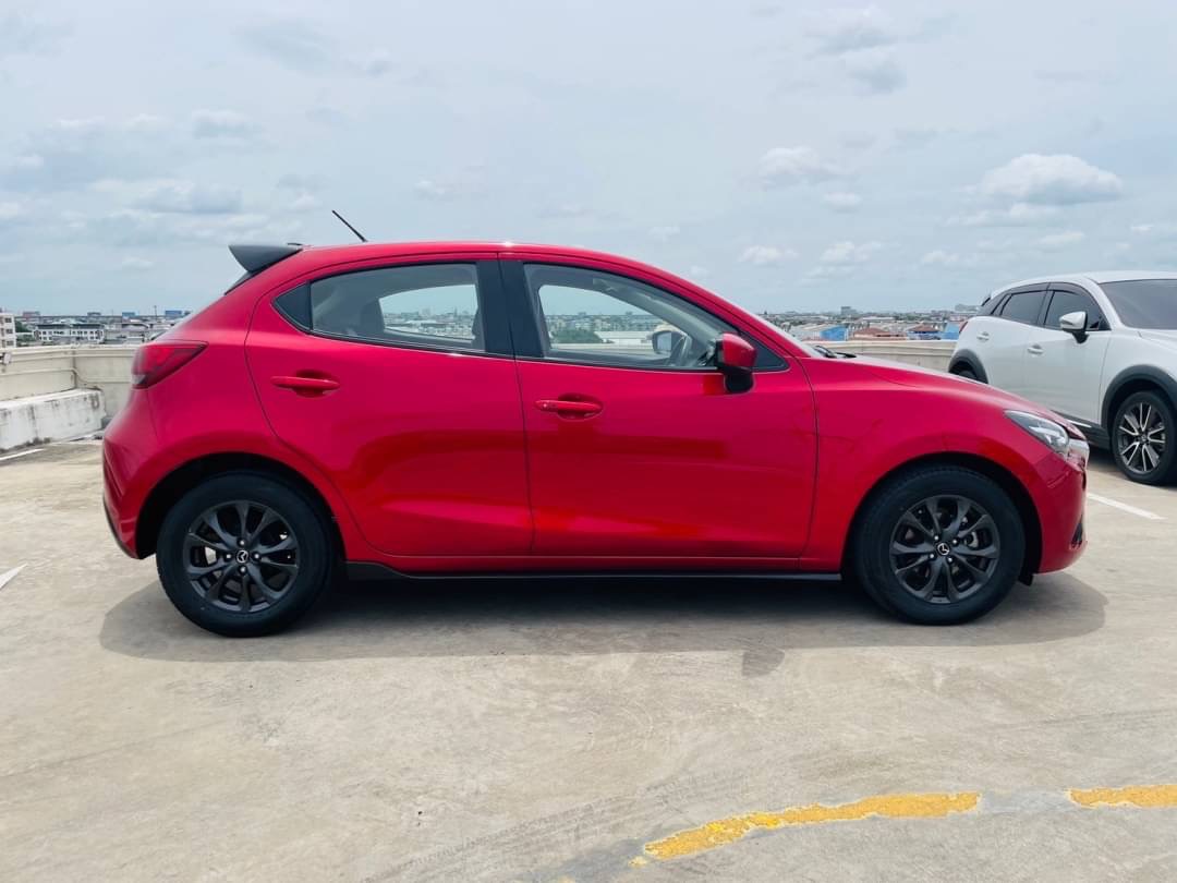 2015 Mazda 2 Hatchback (5 ประตู) สีแดง (รูปที่ 5)