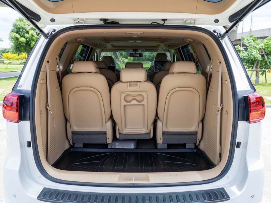 2020 Kia Grand Carnival สีขาว (รูปที่ 8)