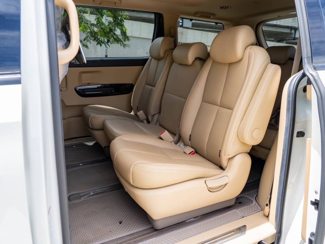 2020 Kia Grand Carnival สีขาว (รูปที่ 13)