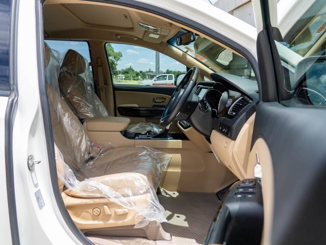 2020 Kia Grand Carnival สีขาว (รูปที่ 10)