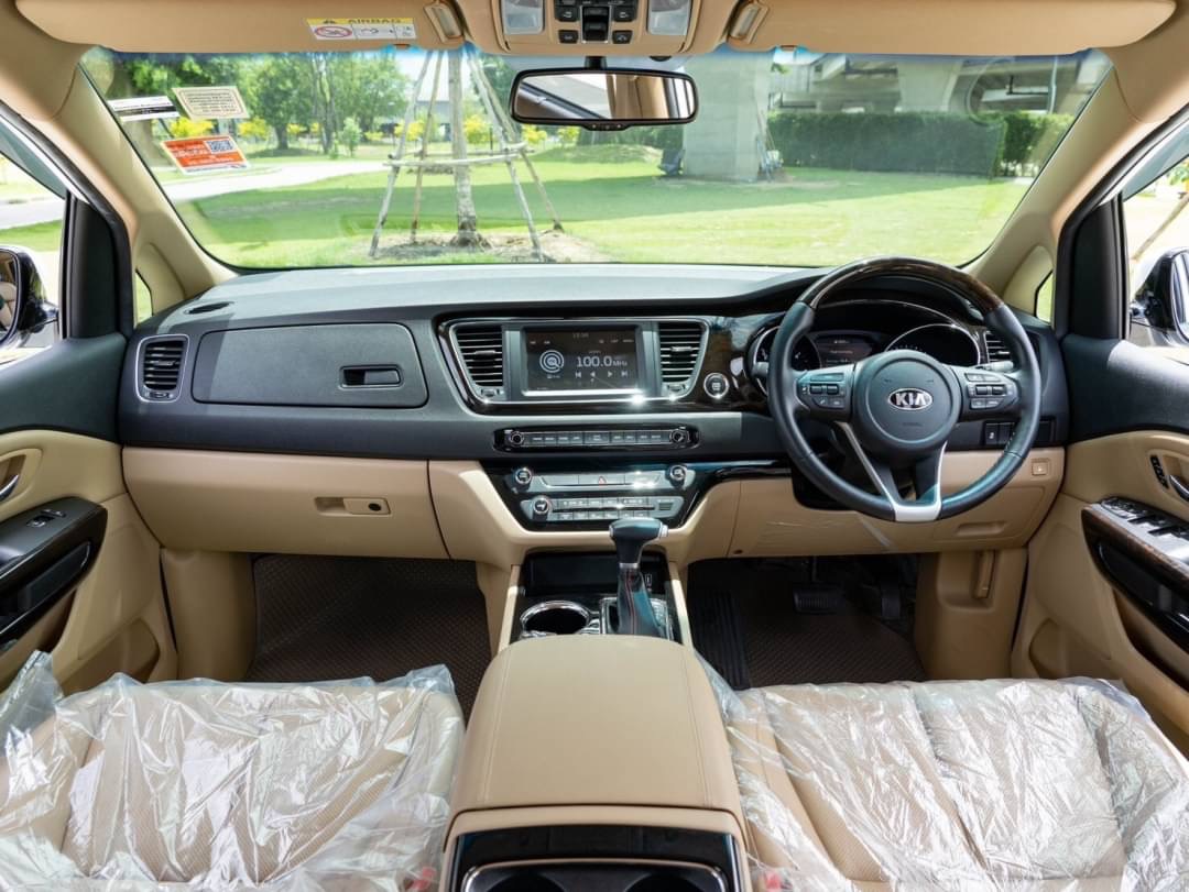 2020 Kia Grand Carnival สีขาว (รูปที่ 5)
