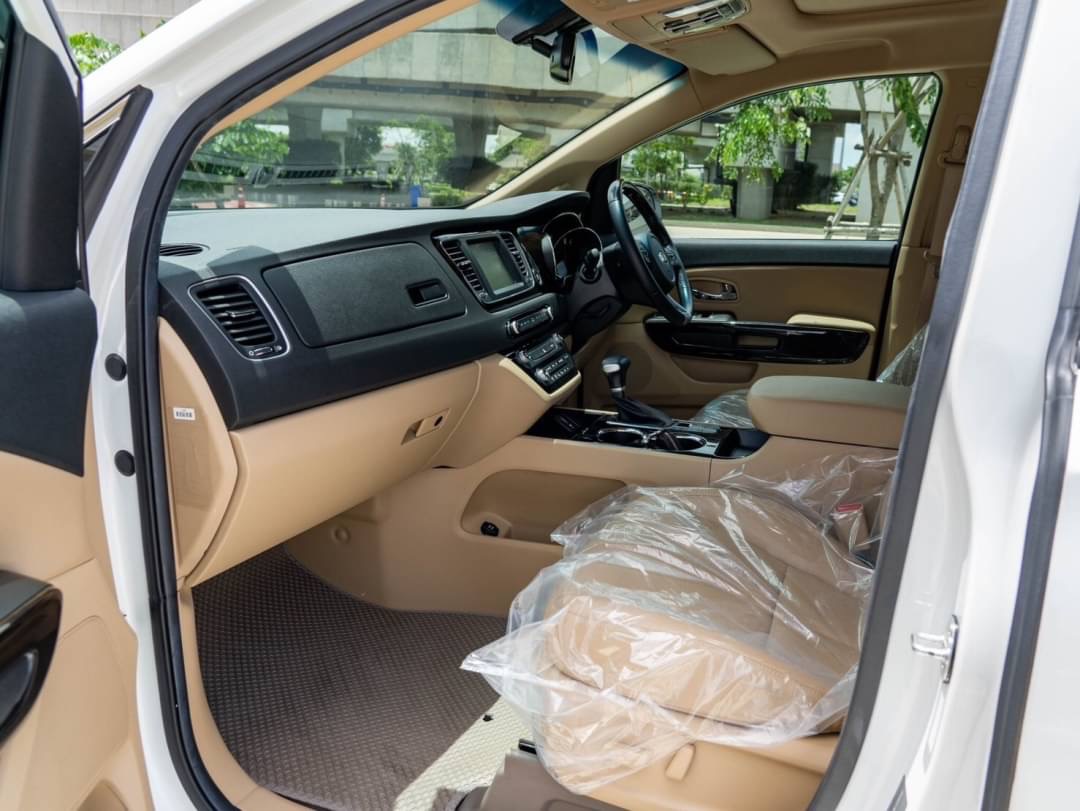 2020 Kia Grand Carnival สีขาว (รูปที่ 14)
