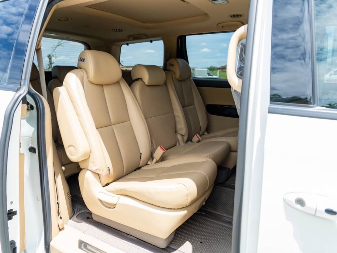 2020 Kia Grand Carnival สีขาว (รูปที่ 9)