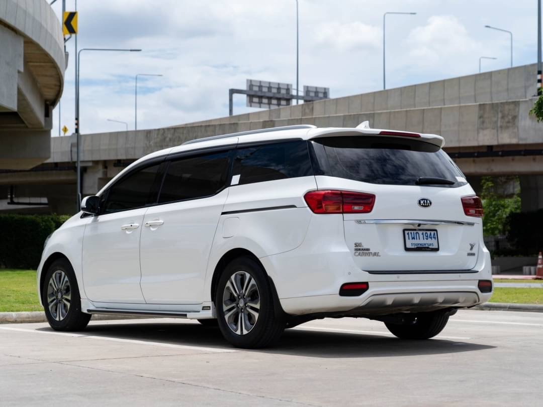 2020 Kia Grand Carnival สีขาว (รูปที่ 2)